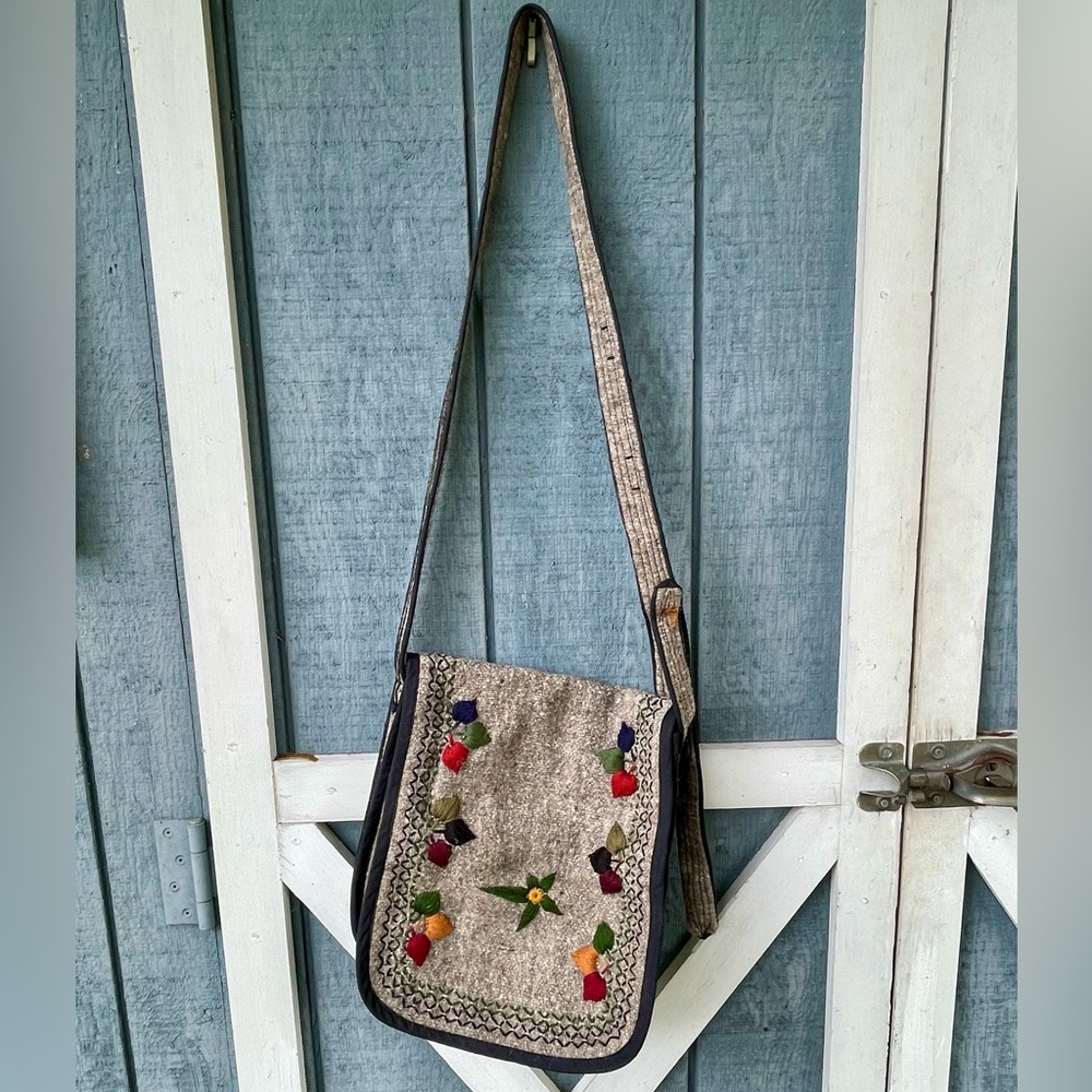 NWOT Embroidered Wool Exterior Crossbody Bag Boho Style - Picture 3 of 9
